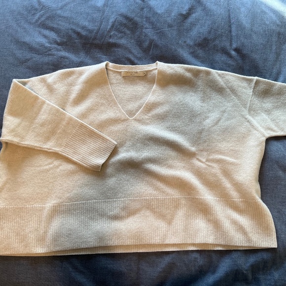 7115 Szeki Off-White V-neck in Merino Wool - Picture 2 of 4